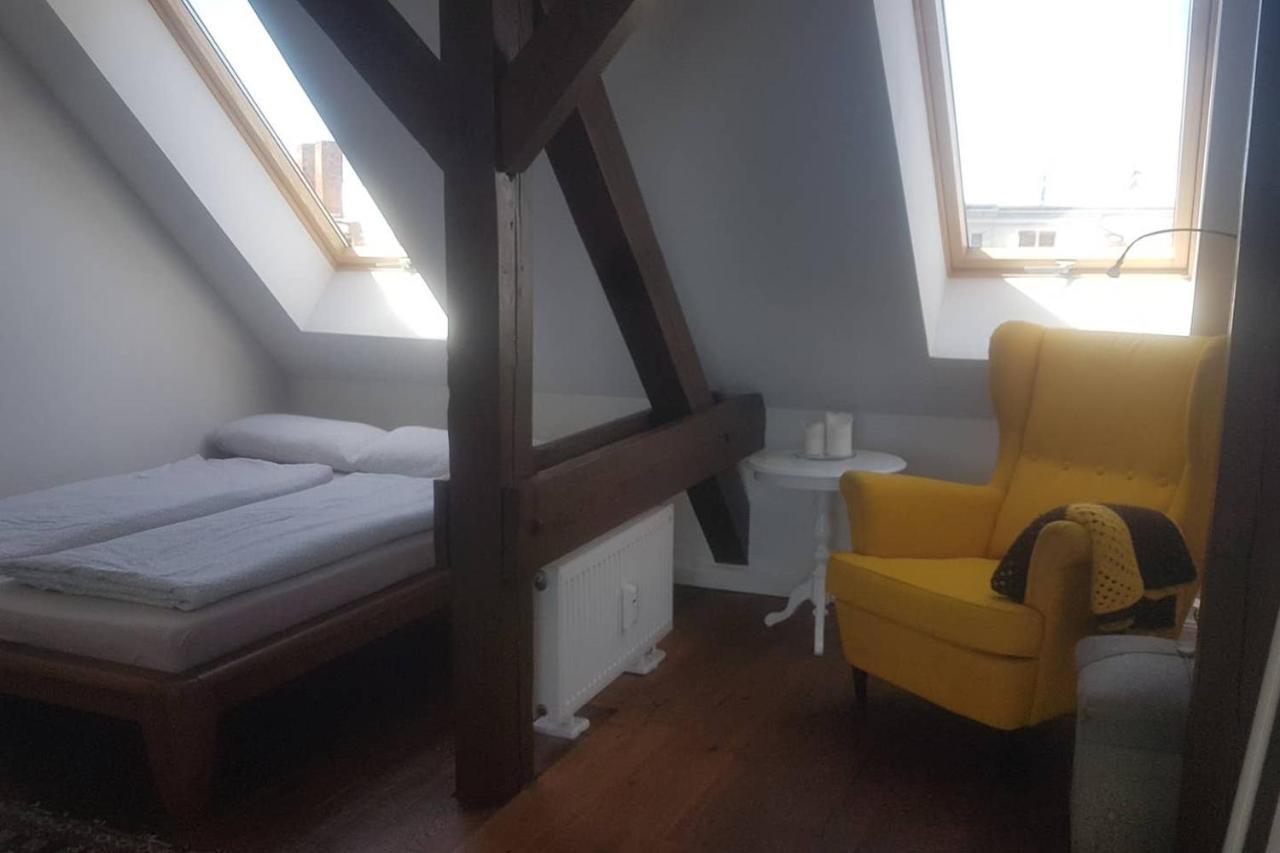 Helle Dachgeschosswohnung Fuer 8 Personen In Zentraler Lage Berlin Extérieur photo